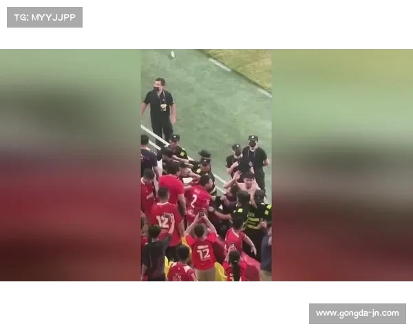 成都赛后乱象引发冲突 球迷投掷水瓶砸中河南队员头部现场混乱